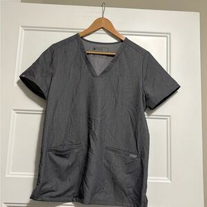 The FIGS Casma Three-Pocket scrub top in graphite Sz Small